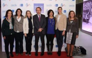 La directora general de Deportes, Ana Muñoz, Carolina Marín (bádminton), Maria José Rienda (esqui), el presidente de la Agencia Efe, José Antonio Vera; Teresa Zabel (vela), Conchita Martínez (tenis) y Mariam Blasco (judo) poco antes de la inauguración de la exposición de fotos de la Agencia EFE sobre mujer y deporte 'Reinas del esfuerzo' hoy en la Casa del Lector.  