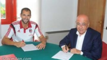 Diego López y Adriano Galliani firmando los contratos.