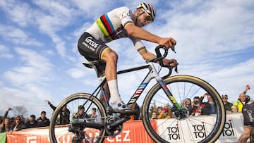 Mathieu Van der Poel, en plena carrera de ciclocross.