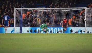 Ter Stegen mira como el baón lanzado por Willian se estrella con su palo.