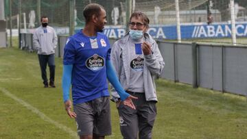 Diego Rolan, hablando con Fernando V&aacute;zquez tras incorporarse a la pretemporada de la pasada temporada.