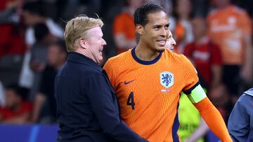 Van Dijk, junto a Koeman.