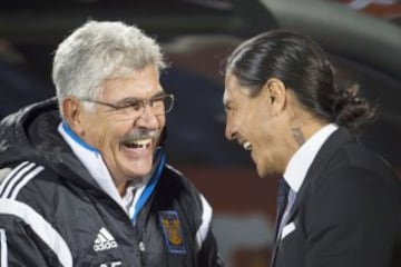 El actual estratega de los Pumas, Paco Palencia, fue dirigido por Ricardo Ferretti durante tres años que coincidieron en el cuadro del Pedregal, en donde ambos lograron conquistar juntos un campeonato en el Clausura 2009, cuando vencieron en la final al Pachuca, en el Estadio Hidalgo. Ahora se medirán como rivales.