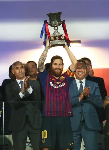 Soccer Football - Spanish Super Cup - Barcelona v Sevilla - Grand Stade de Tanger, Tangier, Morocco - August 12, 2018   Barcelona's Lionel Messi lifts the trophy as they celebrate winning the Spanish Super Cup   REUTERS/Sergio Perez