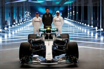 Toto Wolff, director ejecutivo de Mercedes F1, con los pilotos Lewis Hamilton y Valtteri Bottas