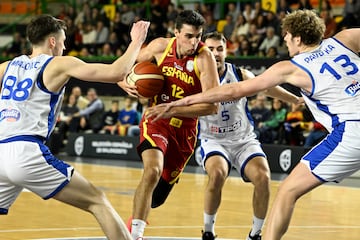 Carlos Alocén, base de la Selección, trata de superar la defensa eslovaca este lunes en Ourense-