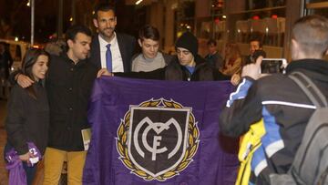 El Espanyol llegó ayer a Madrid, donde le esperaban seguidores para poder fotografiarse con sus ídolos. Diego López, Reyes y Quique fueron los más solicitados por los aficionados.