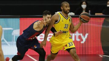 Jayson Granger y Luca Vildoza, durante el partido correspondiente a la quinta jornada de la Euroliga, que ha enfrentado al Alba Berlín y al TD Systems Baskonia