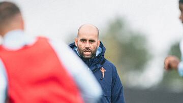 Claudio Giráldez, entrenador del Celta , dirige un entrenamiento del equipo vigués.