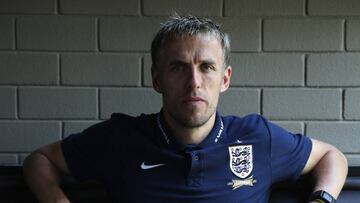 Phil Neville con la playera de la Selecci&oacute;n.