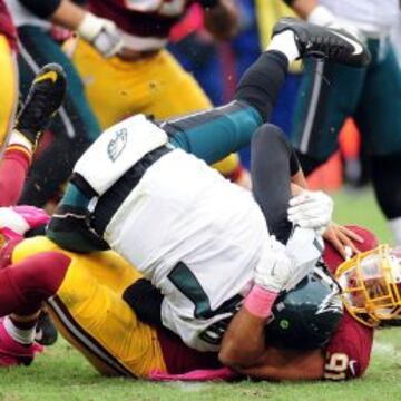 Sam Bradford, QB de Philadelphia Eagles, recibiendo un sack de Ryan Kerrigan, jugador de Washington Redskins.