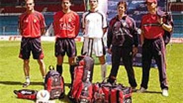 <B>LA NUEVA ROPA ROJILLA</B>. Osasuna estrena nueva equipación. Será la próxima temporada y ayer fue presentada en El Sadar. En esta ocasión los modelos fueron Mateo, Palacios, Josetxo y Unzue.