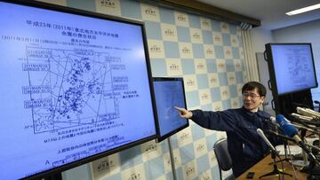 FRA03. TOKIO (JAPÓN), 22/11/2016.- Koji Nakamura de la Agencia Meteorológico de Japón (JMA) habla durante una rueda de prensa hoy, martes 22 de noviembre de 2016, sobre un terremoto que golpeó la costa de la prefectura de Fukushima, en Tokio (Japón). Un fuerte terremoto de 7,3 grados de magnitud en la escala abierta de Ritcher sacudió hoy la prefectura de Fukushima (noreste de Japón) e hizo que se activara la alerta de tsunami, según informó la Agencia Meteorológica nipona (JMA). El seísmo se produjo a las 05.59 hora local (20.59 GMT del lunes) y tuvo su hipocentro a 10 kilómetros de profundidad en la costa de Fukushima, a unos 200 kilómetros de Tokio. EFE/FRANCK ROBICHON