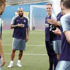 El cálido recibimiento que tuvo Arturo Vidal en Barcelona