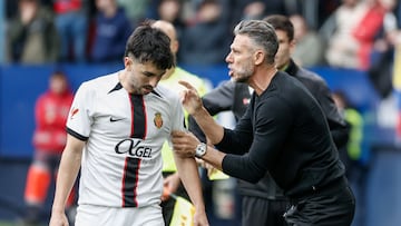 PAMPLONA, 07/03/2026.- El entrenador del Mallorca, Martín Demichelis (i), da instrucciones a Manu Morlanes (i) durante el partido de Liga que Osasuna y Mallorca disputan este sábado en el estadio de El Sadar, en Pamplona. EFE/Jesús Diges