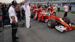 Fernando Alonso observa el Ferrari de Sebastian Vettel durante el GP Bahrein 2016.