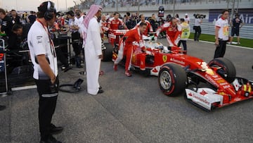 Fernando Alonso observa el Ferrari de Sebastian Vettel durante el GP Bahrein 2016.