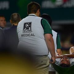 Néstor Araujo salió lesionado y peligra para Copa del Mundo