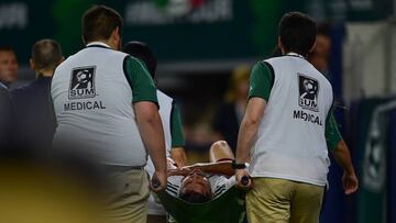 Foto de acci&oacute;n durante el partido amistoso M&eacute;xico vs Croacia correspondiente a la Fecha FIFA de cara a la Copa del Mundo Rusia 2018 en el Atyt Stadium. En la foto: N&eacute;stor Araujo lesionado.