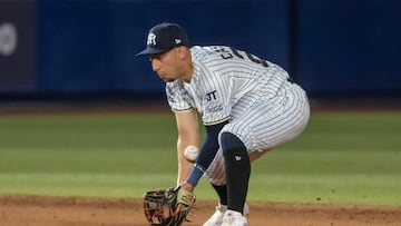 AME2347. MONTERREY (MÉXICO), 24/03/2025.-Alejandro Castro Sultanes de Monterrey atrapa la bola este lunes, en un juego de pretemporada previo al inicio de la Temporada 2025 entre Boston Red Sox y Sultanes de Monterrey en el estadio de Béisbol en Monterrey (México). EFE/Miguel Sierra