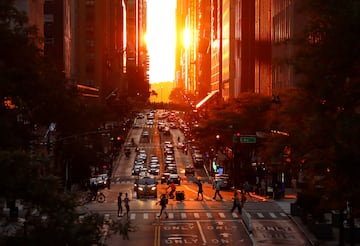 Es un espectacular fenómeno solar urbano que se produce en Nueva York, en el  momento en el que la puesta de sol se alinea entre los edificios proyectando un cálido resplandor sobre la jungla de cemento que atrae a miles de turistas y neoyorquinos que busca de la foto perfecta.
