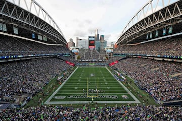 Panor芍mica del Lumen Field de Seattle justo antes del touchdown de Demarcus Robinson con el que Los Angeles Rams pasaban del 3-13 al 10-13. Los angelinos acabar赤an ganando a los Seahawks en la pr車rroga por 26 a 20. Seattle, 迆ltimo clasificado, est芍 a solo una victoria del l赤der, Arizona, en la divisi車n m芍s apretada de la NFL.