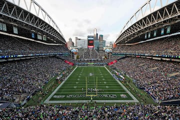 Panorámica del Lumen Field de Seattle justo antes del touchdown de Demarcus Robinson con el que Los Angeles Rams pasaban del 3-13 al 10-13. Los angelinos acabarían ganando a los Seahawks en la prórroga por 26 a 20. Seattle, último clasificado, está a solo una victoria del líder, Arizona, en la división más apretada de la NFL.