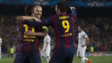Iniesta, abrazándose a Messi y Suárez.