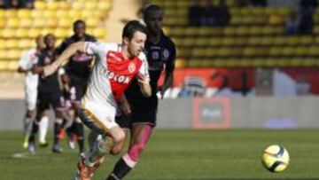 Bernardo Silva lucha un balón durante el partido de Ligue 1 que enfrentó al Mónaco con el Toulouse.