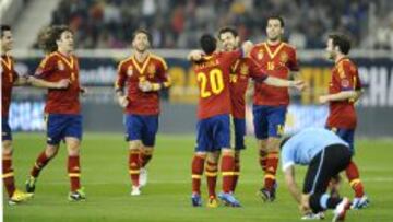 Los jugadores de Espa&ntilde;a celebran el primer gol a Uruguay.