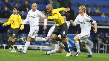 TREMENDO. Henry se va de Mejía y de Guti en su carrera hacia la portería de Casillas, al que batiría.