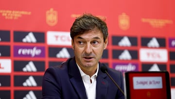 Santi Denia, en la Ciudad del Fútbol de Las Rozas