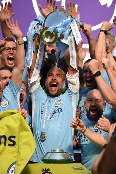 Pep levantando el trofeo de la Premier League.