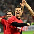 Bayer Leverkusen's Spanish head coach Xabi Alonso (C) celebrates after the UEFA Europa League semi final second leg football match between Bayer Leverkusen and ASC Roma in Leverkusen, on May 9, 2024. (Photo by INA FASSBENDER / AFP)