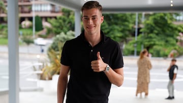 GRAFCAV5979. SAN SEBASTIÁN (ESPAÑA), 01/08/2024.- El futbolista croata del Red Bull Salzburgo, Luka Sucic, a su llegada este jueves a San Sebastián para incorporarse al equipo blanquiazul. EFE/Juan Herrero