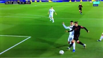 Casemiro derriba a Monreal en el área en el minuto 7 del Real Madrid-Real Sociedad de LaLiga Santander.