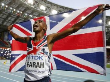 Mo Farah de Gran Bretaña sostiene su bandera nacional mientras celebra su victoria en la final de los 5000 metros durante el Campeonato Mundial de Atletismo