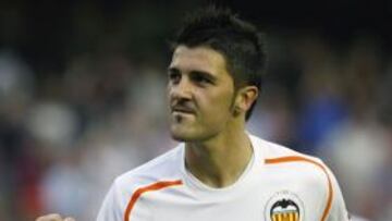 <b>EN RACHA.</b> El Valencia contin¨²a en lo m¨¢s alto de la clasificaci¨®n al golear al Numancia (4-0) con dos goles de su m¨¢ximo goleador, David Villa.