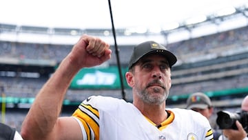 Aaron Rodgers is pulling for “all the old guys” this year