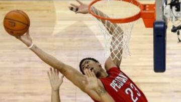 Anthony Davis muestra su poderio bajo los aros ante Evan Fournier.