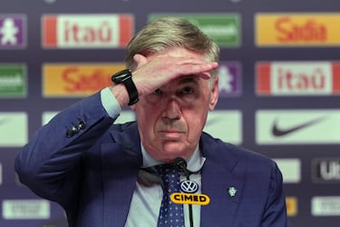 Vini le tiende la mano a Neymar