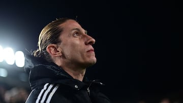 Soccer Football - Copa Libertadores - Quarter Final - Second Leg - Estudiantes La Plata v Flamengo - Estadio Jorge Luis Hirschi, La Plata, Argentina - September 25, 2025 Flamengo coach Filipe Luis looks on REUTERS/Rodrigo Valle