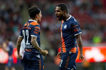 Brayan Angulo y Omar Fernández festejando el triunfo Chivas 1-3 Puebla de la jornada 15 del Clausura 2019 de la Liga MX en la cancha del Estadio Akron.