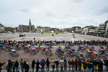 El pelotón al principio de la carrera.