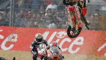 <b>G.P. DE FRANCIA. </b>Lukas Pesek sufrió una de las numerosas caídas en el Circuito de Le Mans.