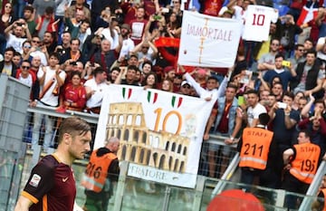 El público del Olímpico, rendido a Totti. EFE/EPA/ETTORE FERRARI