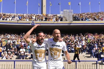 Luis Quintana y Carlos González celebrando el triunfo Pumas 3-1 Tigres de la vuelta de los cuartos de final de la Liguilla del Apertura 2018 de la Liga MX en la cancha del Estadio Olímpico Universitario.