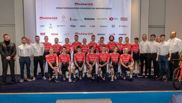 Foto de familia de los ciclistas y el staff del equipo HRE Mazowsze Serce Polski.