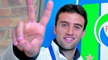 <b>TRIUNFADOR. </b>Rossi hace la señal de la victoria y la del doblete.