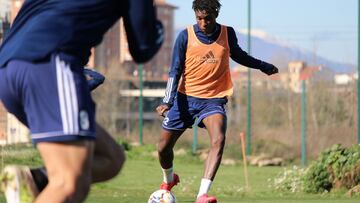 El rojillo Jackson golpea el balón durante un entrenamiento.